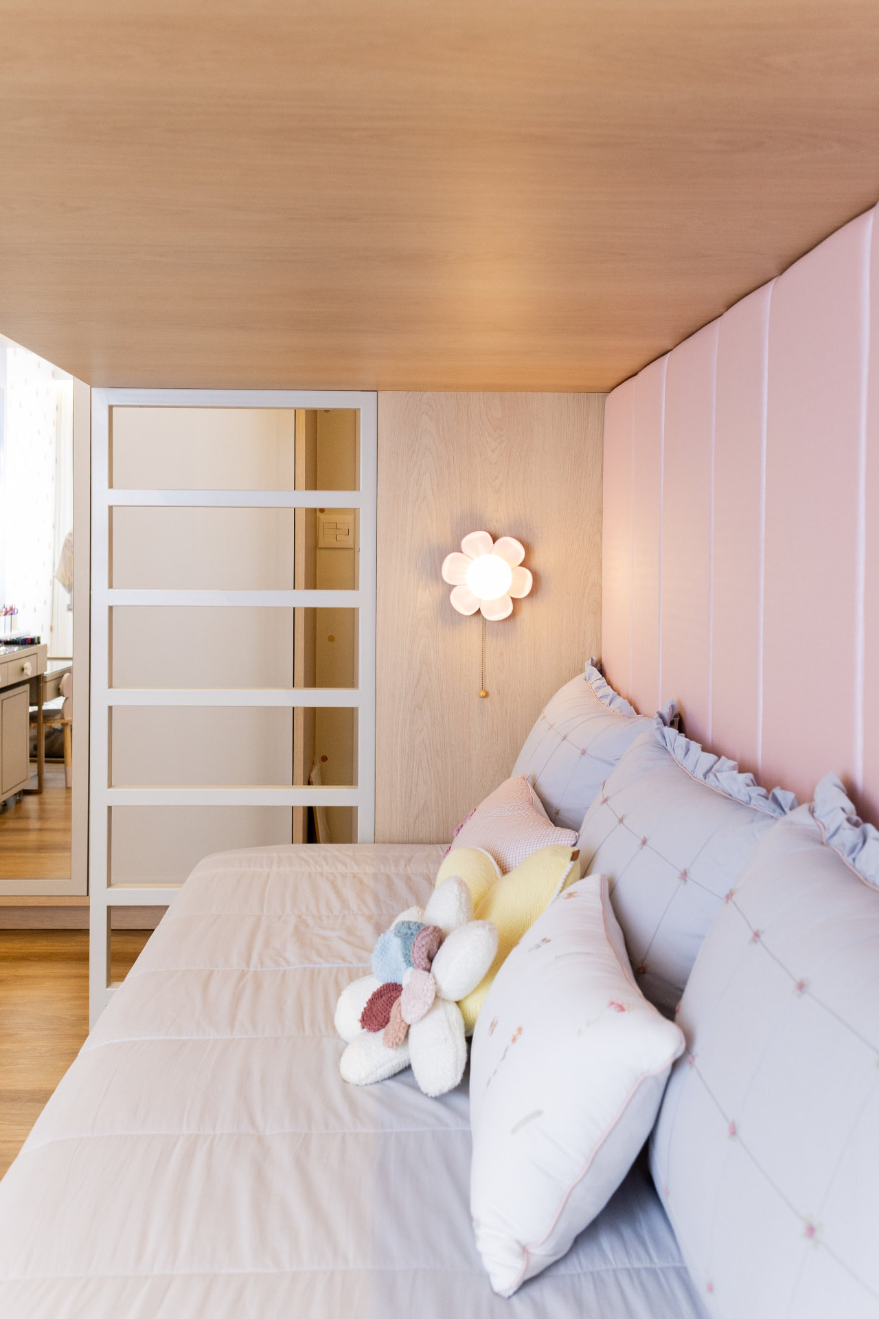 Cama com cabeceira rosa
