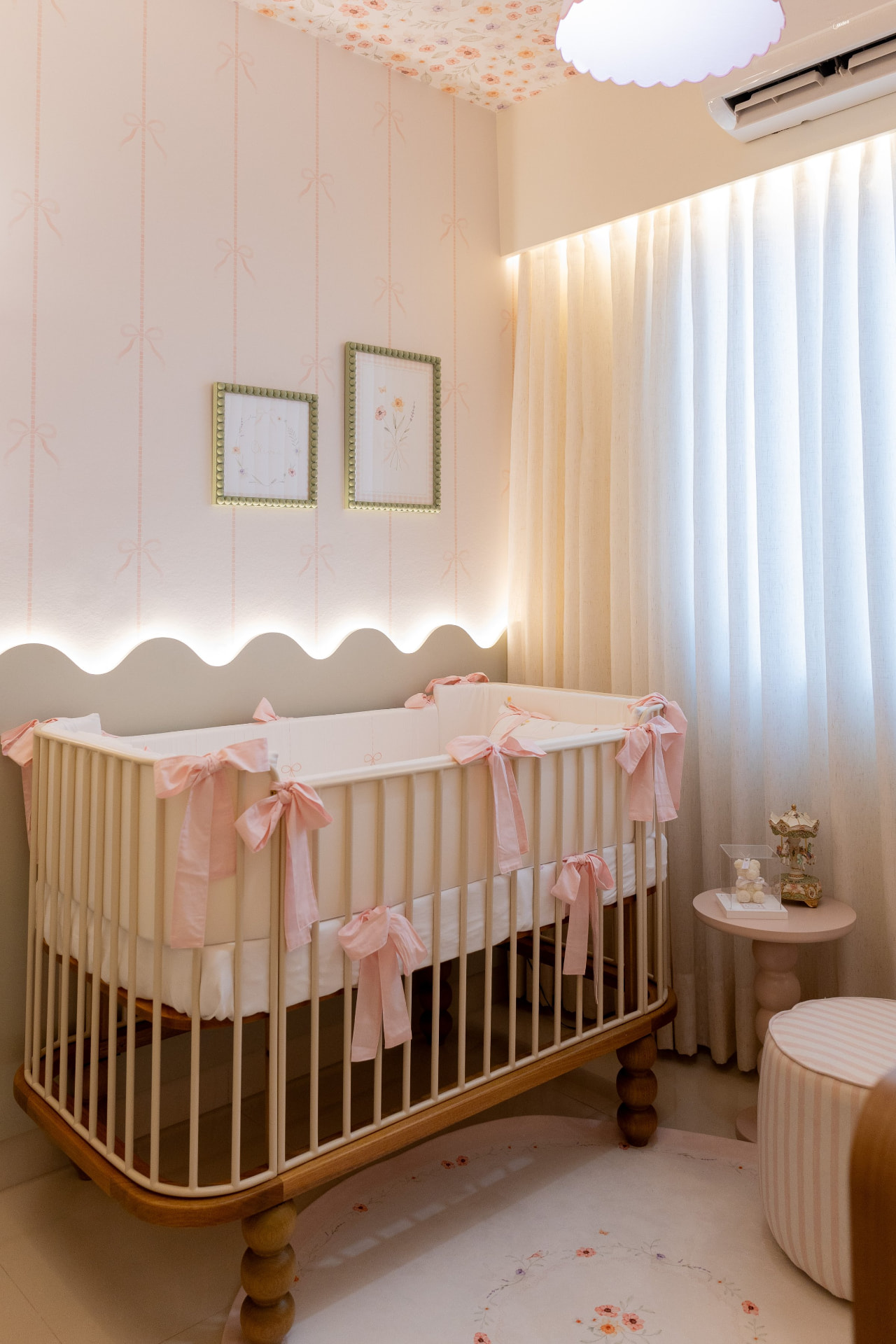 Berço com detalhes em rosa