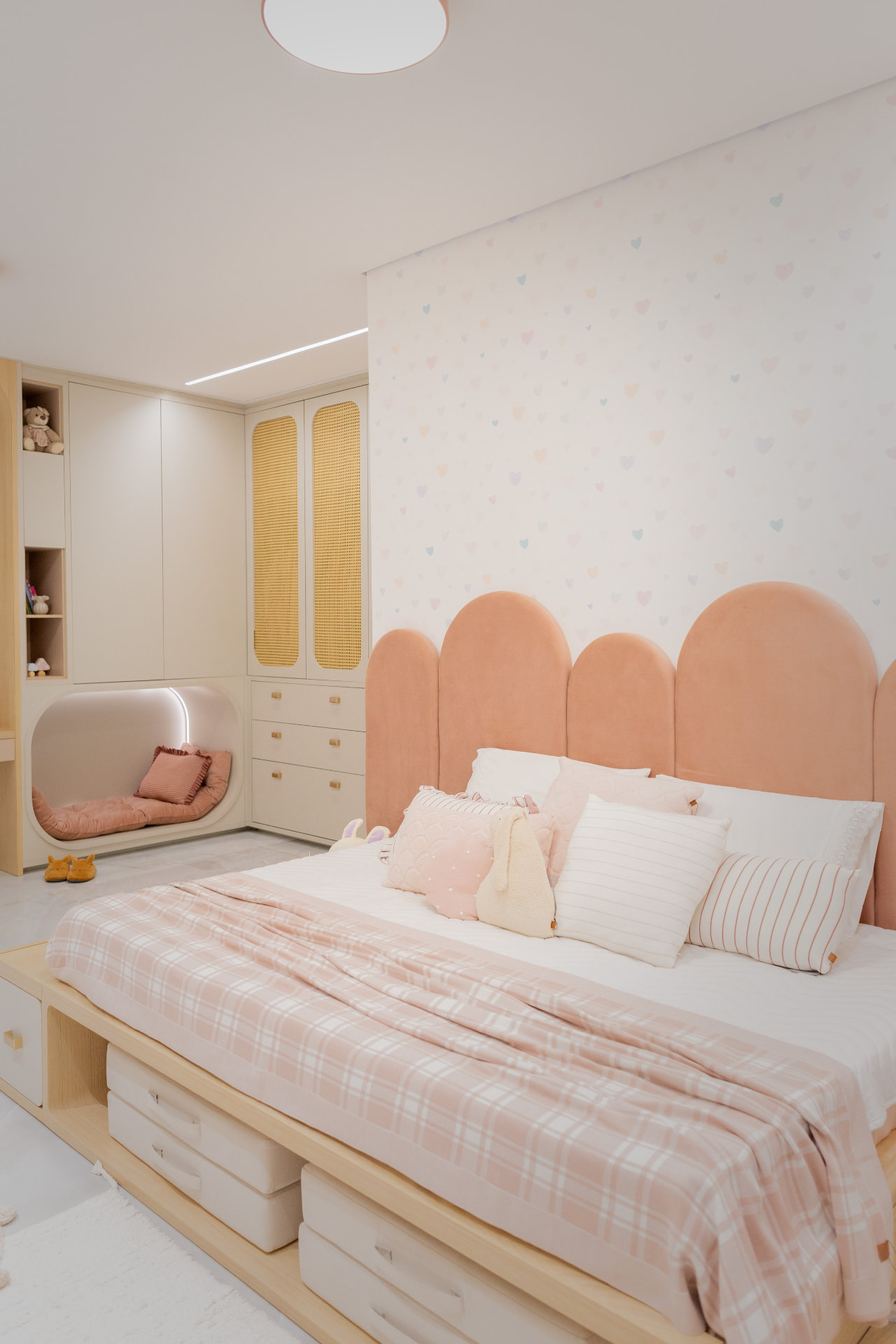 Quarto com cama alta